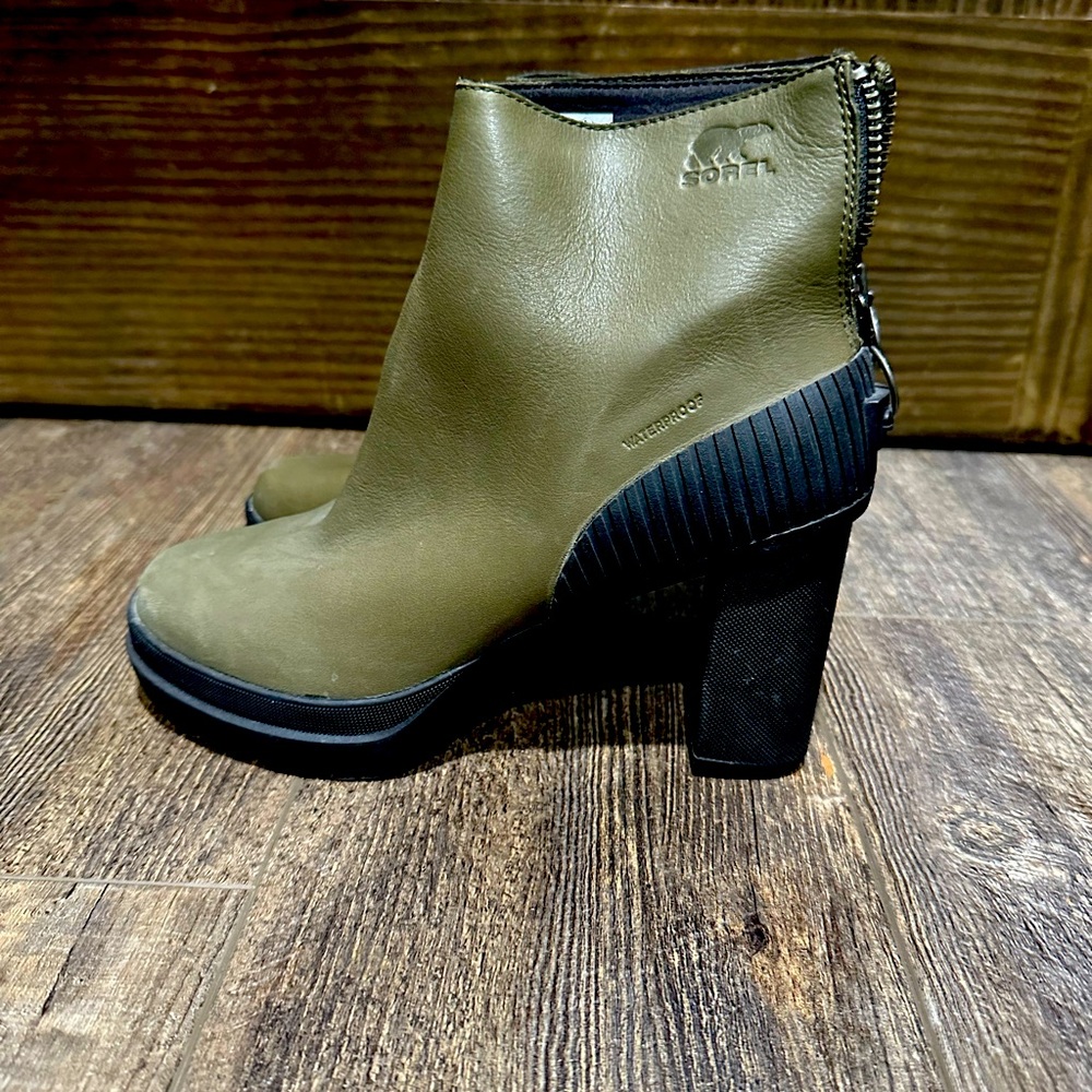Sorel waterproof boots with heel size 8.5